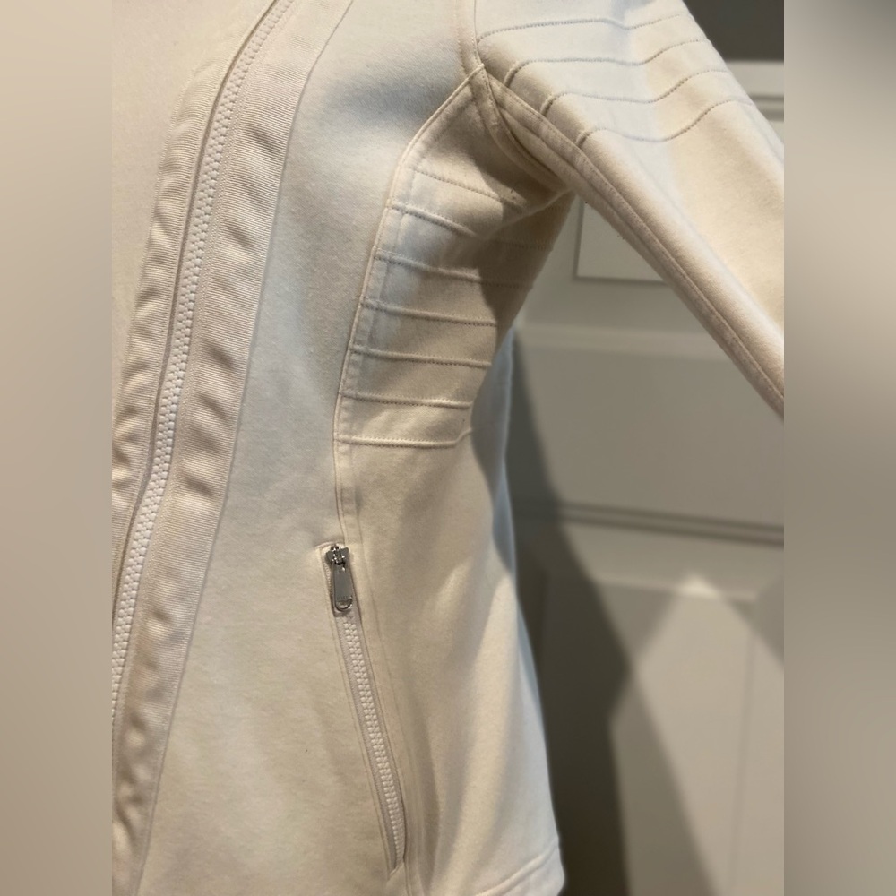 Athleta~Soft~Ivory~Form-Fitting~Asymmetrical Zip Closure~Light Jacket~Size XSP - Picture 8 of 16